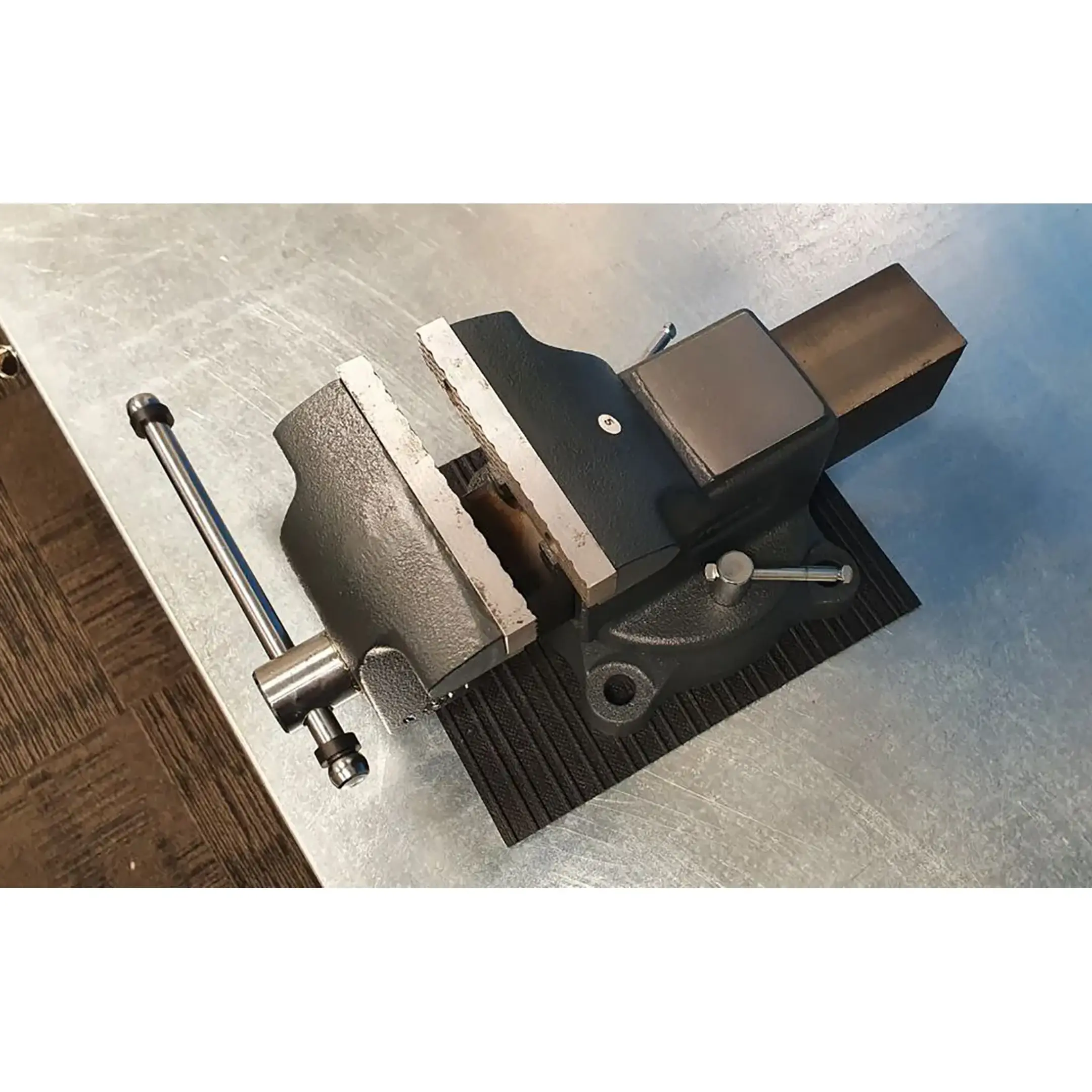 тиски чугунные поворотные с наковальней m 125